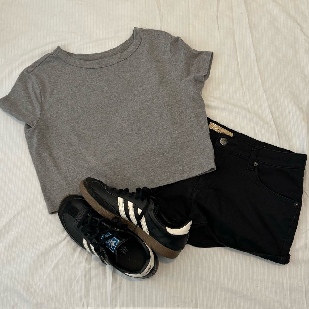GREY SHORT SLEEVE CROP TOP🩶